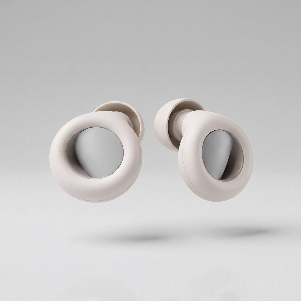 A pair of Vespré Deep earplugs in Cloud